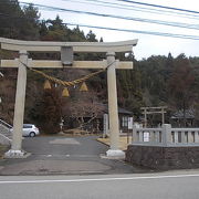 特異な風情の神社建築でした