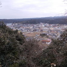 役場横からの遊歩道途上から見た穴水市街地の景観