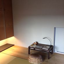 琉球畳のお部屋にお布団を敷いて休むことも出来ます