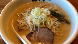 駐車場完備の北海道ラーメン店