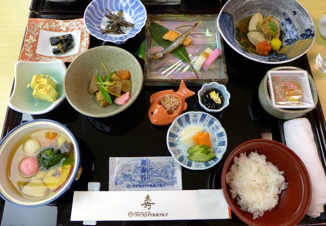 北九州八幡ロイヤルホテル　日本料理 花篝（はなかがり）の御節料理の朝食　新春餅つき