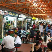 ちょうど昼時、地元の人で満員。