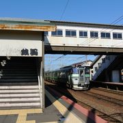 夏は海水浴客でにぎわう海沿いの駅