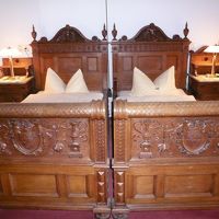 がっちりした寝台です。