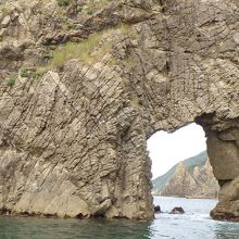 花津浦の洞門から尖った岩を覗く