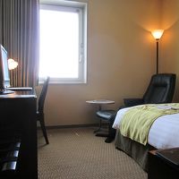 シングルルームにも革張りのリクライニングソファーがありました