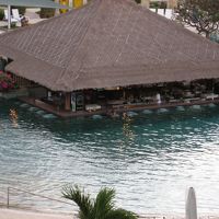 プールに入りながらビールが飲めます。