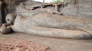 迫力ある涅槃、立位、座位の３像の仏像