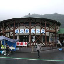 多角形屋根の建物ではうどんなどの食事処と休憩所