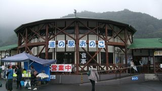 新鮮農産物直売所とうどんが美味しい食事コーナー