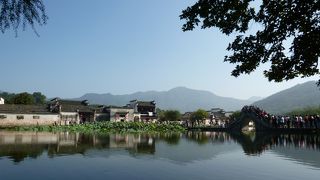 中国画に描かれた農村風景のようだと言われる古村。