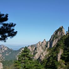 始信峰から「夢筆生花」周辺の山塊。