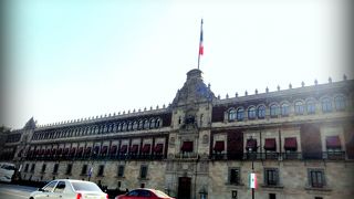 ソカロ広場にある「国立宮殿」