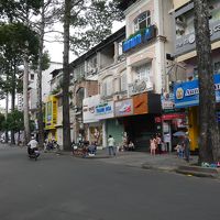 レロイ大通り沿いから路地を入る