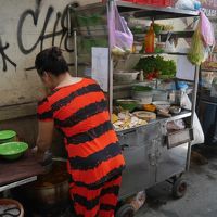 路地には麺類やバインミーの屋台が来ている