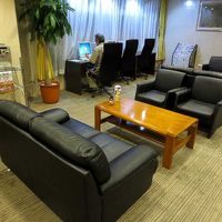 ロビー端のPCコーナーと無料の珈琲マシン