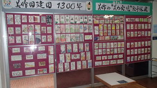 華やかな絵手紙や色紙を使った花等、様々な作品が展示されています。