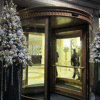 ホテルの入口にはクリスマスツリーが飾ってありました