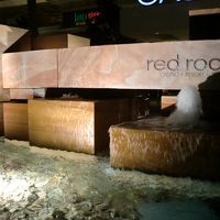 メインエントランス前の噴水は夜がきれい