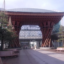 金沢駅の目の前に建っていますので、すぐに見つけられます