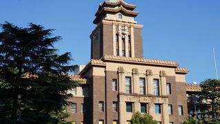 城郭風の屋根が特徴的