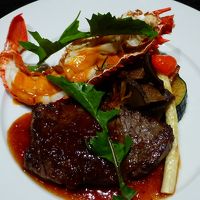 夕食のロブスター＆ステーキです。他にも数点付きます。