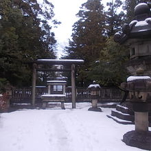 墓所の手前は結構な積雪状態でした