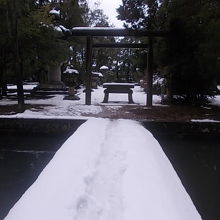 堀に架かる積雪状態の橋の様子