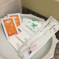 歯ブラシ、石鹸、シャンプー(コンディショナーなし)、キャップ