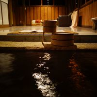 広大なバスルーム。その向こうにはリビング。