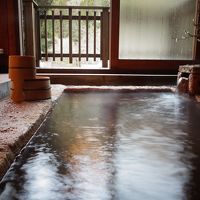 窓を開け放てば露天風にもなる。