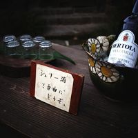 シェリー酒やらお菓子やらご自由に。