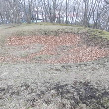 貝塚らしき窪みが至る所で見られます