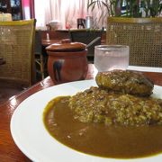 レトロ喫茶のハンバーグカレーが名物。