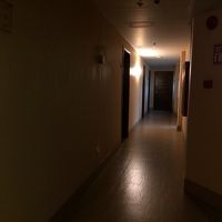 廊下、暗い