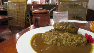 レトロ喫茶のハンバーグカレーが名物。