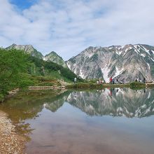 不帰ノ嶮を写しこむ八方池