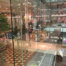 ソラリアプラザ1階のスペースを見下ろせる。