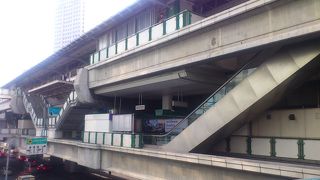 地下鉄（ＭＲＴ）との乗り換え駅なので、１日中混み合っています。