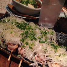 揚げ葱の上にさらし葱をタップリ乗せた美味しい塩焼き鳥