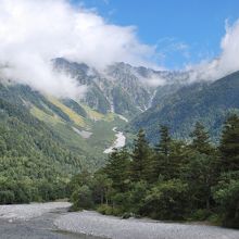 河童橋から穂高連峰を望む