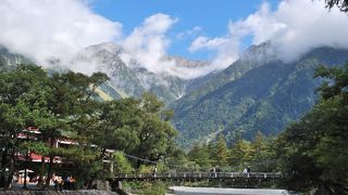 梓川の清流に感嘆し、穂高連峰の高さに圧倒された河童橋