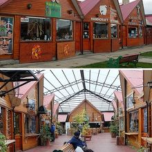 民芸品センターの外観と内部。４月中旬は閑散とした雰囲気。