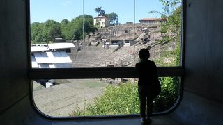 円形劇場を望む斜面に建てられた博物館