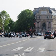 橋の手前からサン・ミッシェル広場を望む