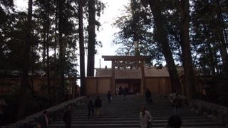 式年遷宮を終えた社に祈りを捧げる