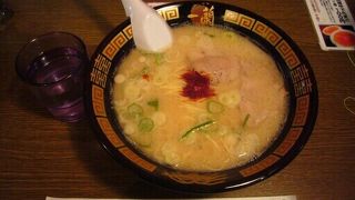 博多で一蘭、ブースで区切られたカウンター