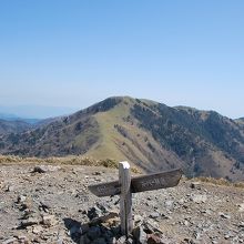 次郎笈山頂から剣山を望む