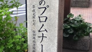 飯田橋の歴史的な遺産を紹介している石柱で、綺麗に保存されていることにも感心
