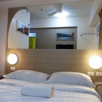 狭いが寝るには清潔感もあり十分です。